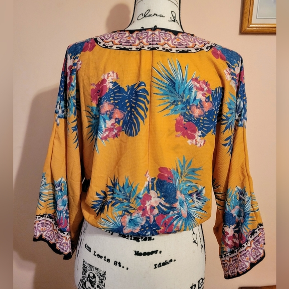 Free Flying Tomato Yellow Floral Faux Wrap Kimono Sleeve Cropped Top, Boho EUC S - Picture 8 of 11